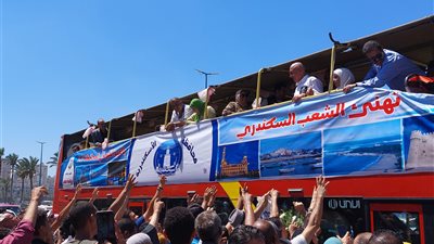 محافظ الإسكندرية يوزع الهدايا على الأطفال والمواطنين بمناسبة العيد القومي للمحافظة