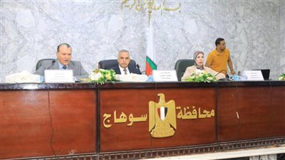 محافظ سوهاج يبحث الموقف التنفيذي لمشروعات برنامج تنمية الصعيد