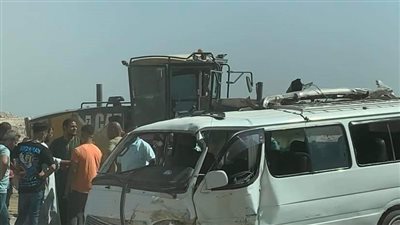 إصابة 4 أشخاص في تصادم سيارتين بشرق القاهرة |صور