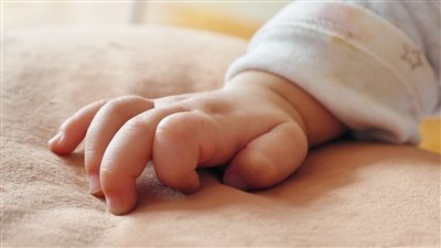 متعرفش أبوه مين.. فتاة تلد طفل سفاح بمستشفى جمصة