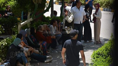 انتظار أولياء أمور طلاب الثانوية أمام إعلام القاهرة خلال أداء امتحانات القدرات | صور 