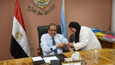 رئيس جامعة سوهاج يتلقى الجرعة التنشيطية الرابعة للقاح فيروس كورونا