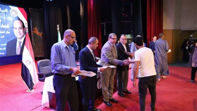 وزير القوى العاملة ومحافظ الشرقية يسلمان 4654 وثيقة تأمين للعمالة غير المنتظمة