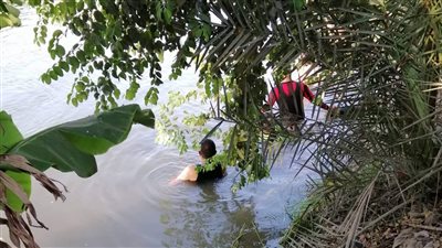 الإنقاذ النهري بالدقهلية ينتشل جثمان مسن ويبحث عن حفيده | صور
