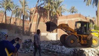 إزالة 3 حالات بناء مخالف في المهد بالأقصر