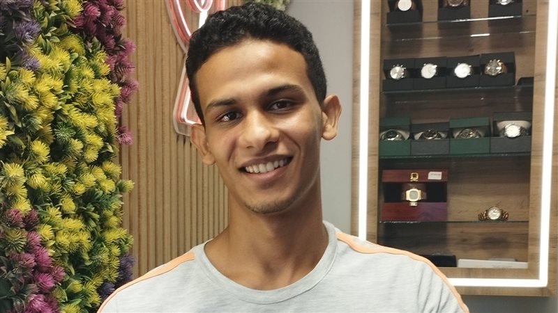 شاب يعيد مبلغ مالي