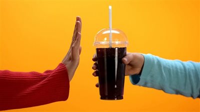 مخاطر المشروبات الغازية.. ونصائح لمنع الأطفال عنها