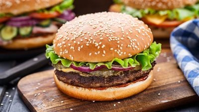 تجنبا للحوم الحمير والكلاب.. طريقة عمل البرجر الصحى فى المنزل