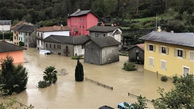 العواصف تدمر منازل وتقتلع الأشجار في شمال إيطاليا| فيديو