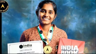 معجزة إلهية.. فتاة تبهر متابعيها بقدراتها الكتابية 