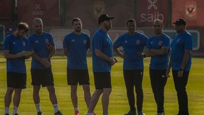 الجهاز الفني للأهلي يراجع خطة مباراة مصر المقاصة بالمحاضرة الختامية 