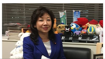 وزيرة يابانية: انخفاض المواليد يمثل تهديدا وجوديا للبلاد