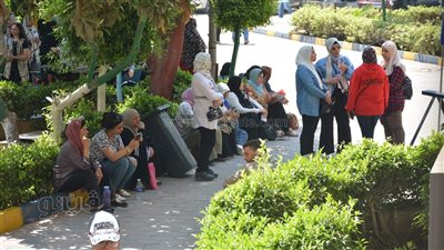 انتظار أولياء أمور طلاب الثانوية أمام لجان اختبارات القدرات بكلية الإعلام | صور