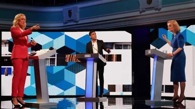 لحظة إغماء مذيعة على الهواء خلال استضافة المرشحين لرئاسة حكومة بريطانيا | فيديو