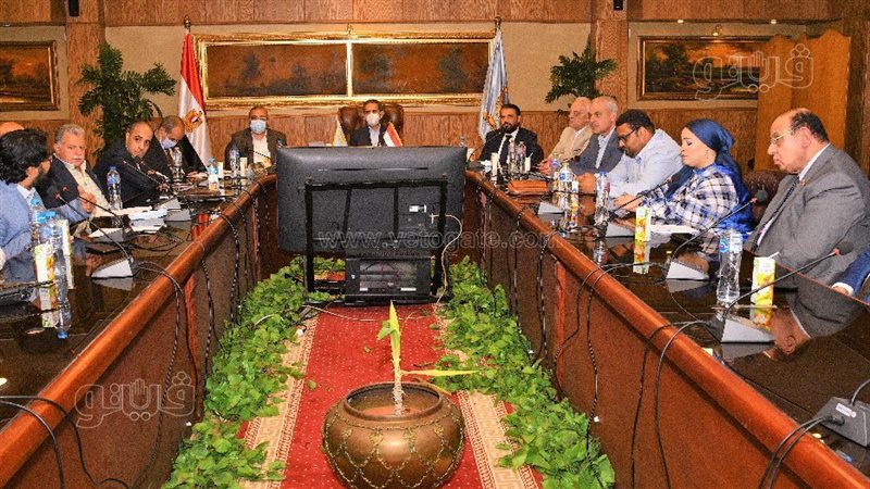 محافظ الغربية يناقش