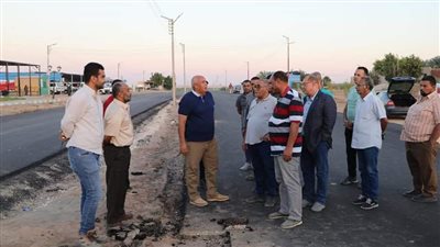 محافظ الوادى الجديد يتابع خطة رصف وتوسعة الطرق بمركز باريس