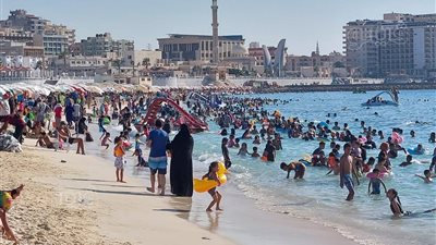 إقبال كبير من المصطافين على شواطئ مرسى مطروح | فيديو وصور