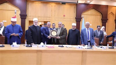 إهداء درع الأزهر إلى الدكتور محمد المحرصاوي رئيس الجامعة تقديرا لجهوده 