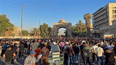 عودوا إلى منازلكم.. انسحاب أنصار الصدر من البرلمان العراقي | صور 