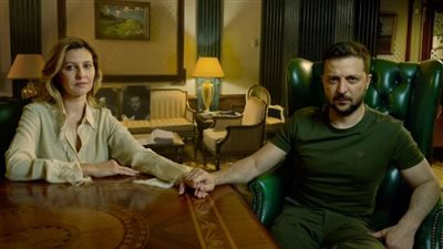 جلسة تصوير فوق أنقاض دولة.. الرئيس الأوكراني يشارك زوجته 