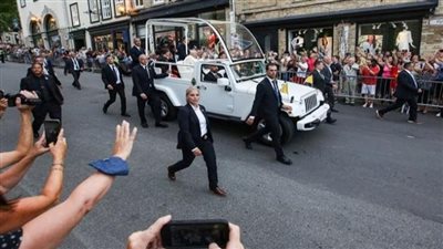 المئات يحاصرون البابا فرنسيس في شوارع كندا | صور