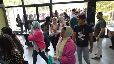 لحظة دخول طلاب الثانوية لأداء اختبارات القدرات بإعلام القاهرة | فيديو وصور