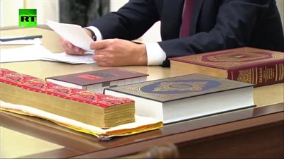 بوتين يقرأ القرآن ويضع مصحفا على مكتبه.. قاديروف يكشف السبب | فيديو