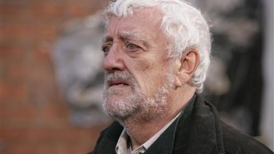 وفاة الممثل برنارد كريبينز عن عمر ناهز 93 عامًا