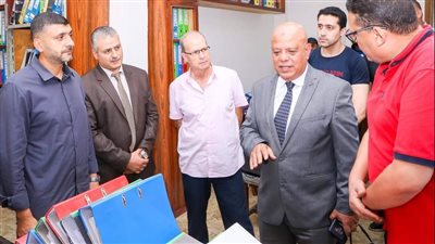 رئيس ميناء دمياط يتفقد سير العمل داخل إدارات الهيئة