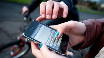 ضبط عاطلين لخطف الهواتف المحمولة من المواطنين بالنزهة