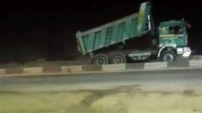 ضبط سيارة نقل تلقي مخلفات الرتش بكورنيش المعصرة