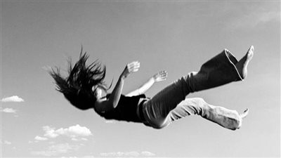 التحقيق في سقوط سيدة من شرفة شقة بالوراق