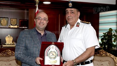 محافظ بني سويف يهدي درع المحافظة لمدير المرور بعد نقله للقليوبية 