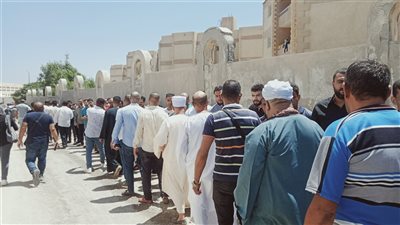 أسرة أشيك بائع فريسكا بالإسكندرية تتلقى العزاء أمام المقابر | صور