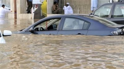 سيول جارفة تجتاح الإمارات.. وبن زايد يقود طائرته لتفقد المناطق المنكوبة | فيديو