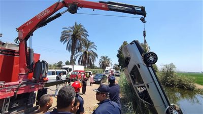  مصرع سيدة واصابة زوجها في سقوط سيارة بمصرف بالغربية | صور 