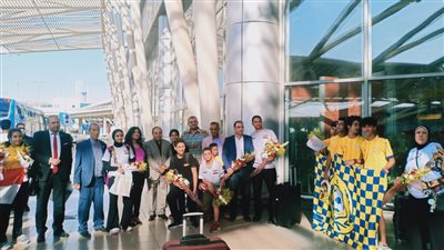 استقبال بعثة منتخب تنس الطاولة بمطار القاهرة بالورود | صور