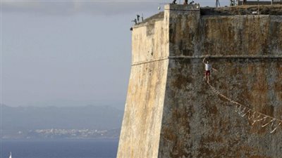 على حبل مشدود.. عرض لمغامر فرنسي يحبس الأنفاس | صور