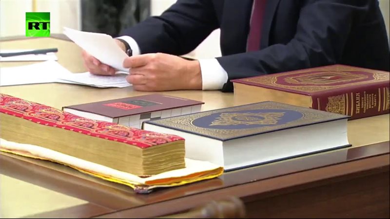 مصحف على مكتب بوتين