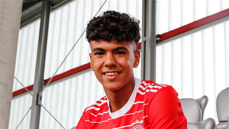أدم أزنو لاعب إيفرتون