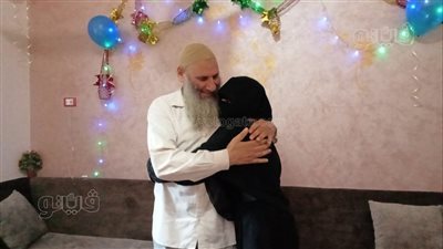 بالأحضان.. أهالي وجيران الرابعة على الجمهورية بالثانوية الأزهرية يحتفلون بتفوقها l فيديو