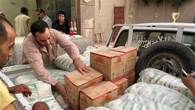 ضبط طن سكر تمويني وزيوت داخل مخزن مخالف بمنشأة القناطر|صورر