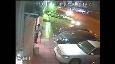 بالفيديو...اللص الغبي الذي سرق هاتف موظف ونسي كاميرا المراقبة