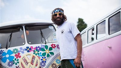 بالصور.. رجل يطور شاحنة «فولكس فاجن» لتتسع لـ 20 شخصا