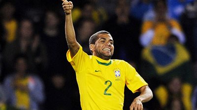 داني ألفيس: جمهور برشلونة لن يسامحنا إذا خسرنا الدوري