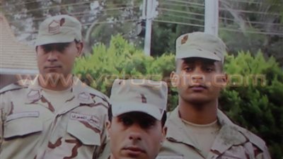 بالفيديو والصور.. والد شهيد المنيا في انفجار الشيخ زويد: «السيسي كرم ابني من بين 25 عسكري.. ربنا ينصرك على الإرهاب»..الأم:«عايزة حقه من الكفرة أعداء الإسلام».. شقيقه:«هقدم في 