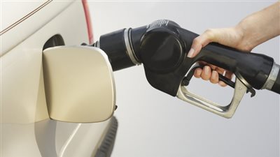 «التايمز»: أسعار وقود السيارات أرخص من زجاجة مياه