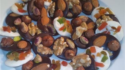 قدمي لأطفالك دوائر الشيكولاتة بالمكسرات على طريقة بسمة