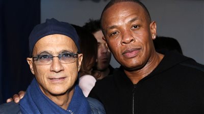 Apple تقترب من شراء Beats الموسيقية!