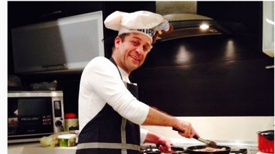 شريف منير ينشر صورته من المطبخ: أنا طباخ شاطر